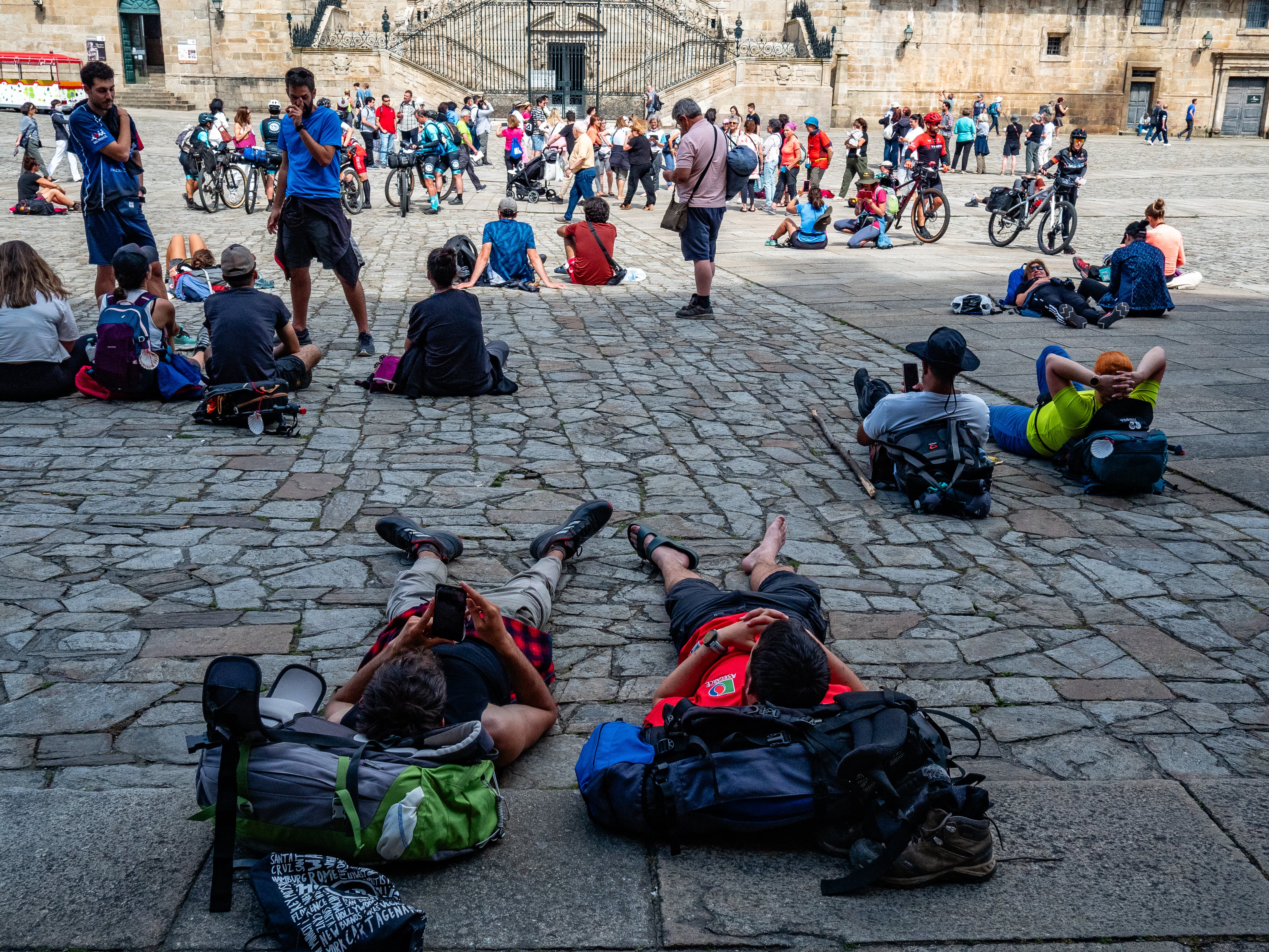 Pelegrinos descansando en la plaza del Obradoiro. (Photo by Romy Arroyo Fernandez/NurPhoto via Getty Images)