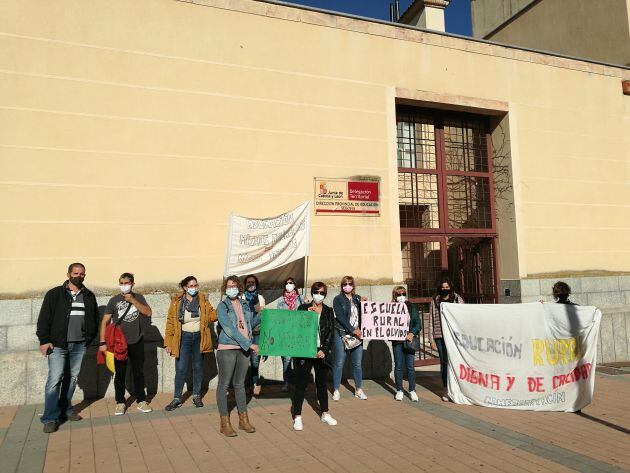 En la reunión mantenida de los padres con el responsable de Educación de la provincia, este les ha transmitido que no hay posibilidad de contar con un cuarto docente para el centro