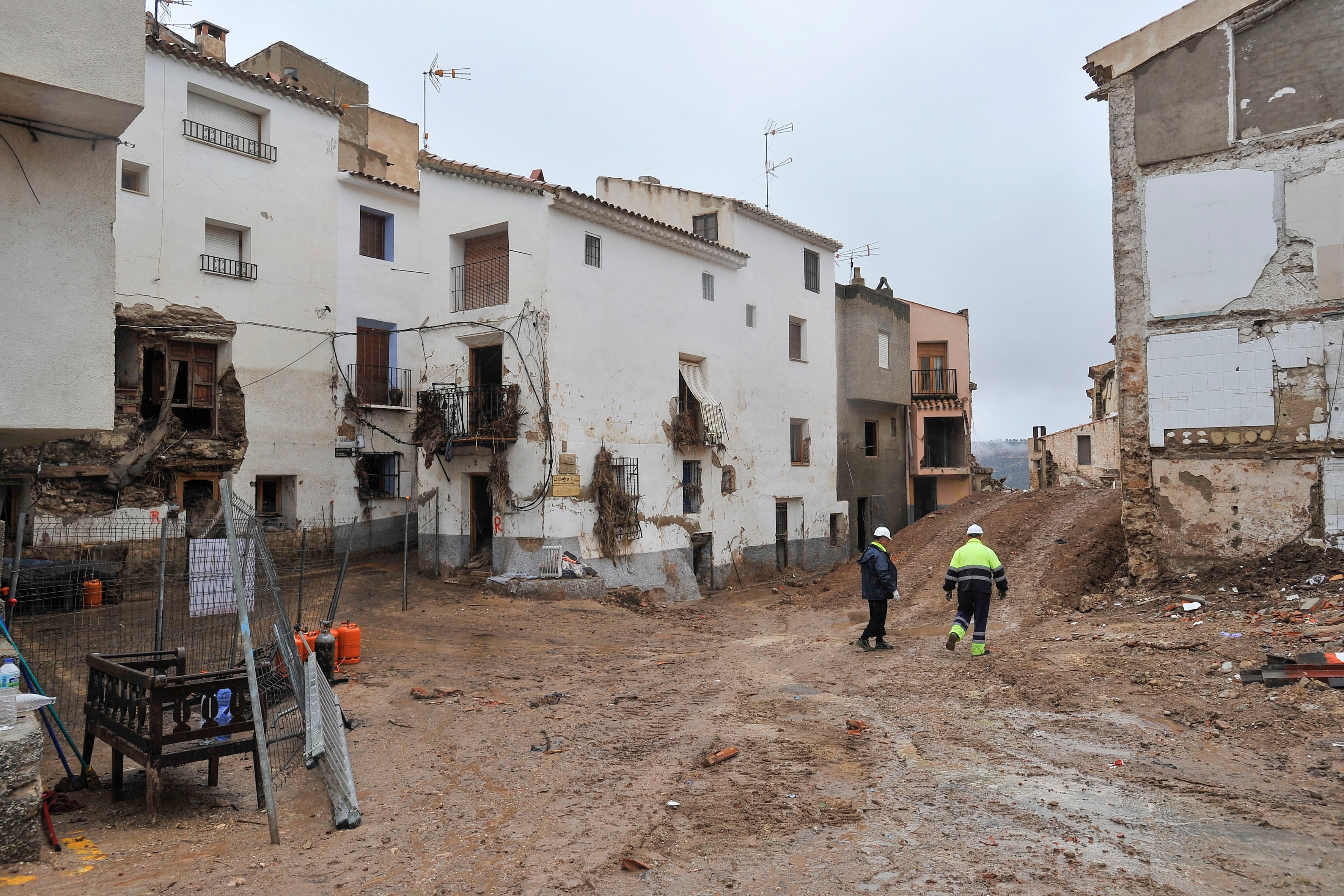 LETUR (ALBACETE, CASTILLA LA MANCHA), 13/11/2024.- Fotografía este miércoles, de una zona afectada por la Dana en Letur (Albacete). Dos semanas después de la riada del arroyo que dejó seis muertos en Letur, esta localidad de la Sierra del Segura trata de retomar la normalidad, mientras las máquinas siguen trabajando en su centro urbano, en labores de derribo y desescombro.