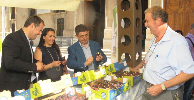 Pedro Bruno, Esther Ulloa y Francisco Reyes, con Juan Manuel García, de la cooperativa San Isidro de Jimena.