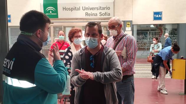 Higiene de manos en los accesos al Hospital Reina Sofía de Córdoba