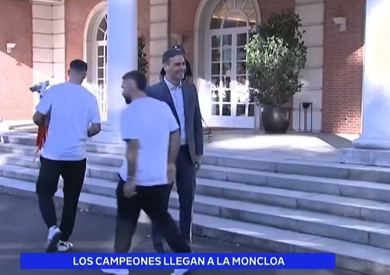 Momento del tenso saludo entre Carvajal y Pedro Sánchez