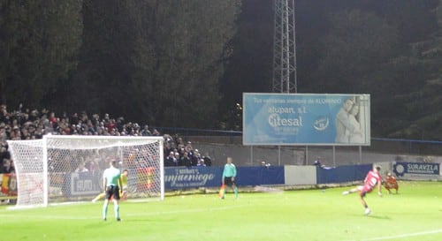 Mario Rivas marca el penalty decisivo frente al Real Oviedo