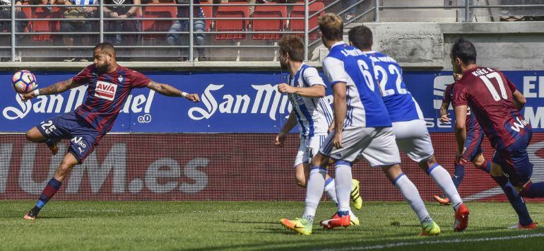 Bebé, autor del primer gol armero, se dispone a chutar a gol en Ipurua