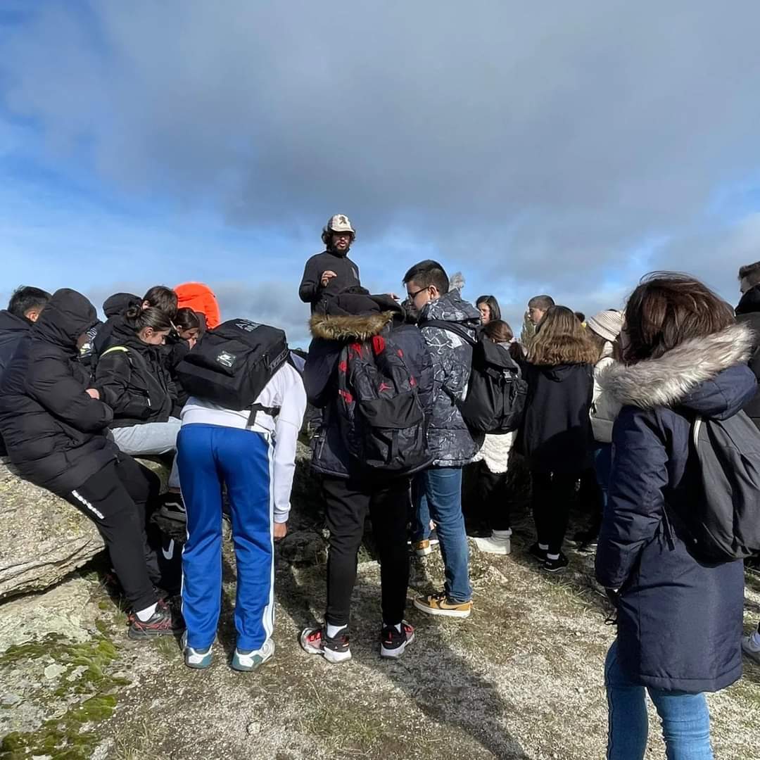 Los escolares en la excavación