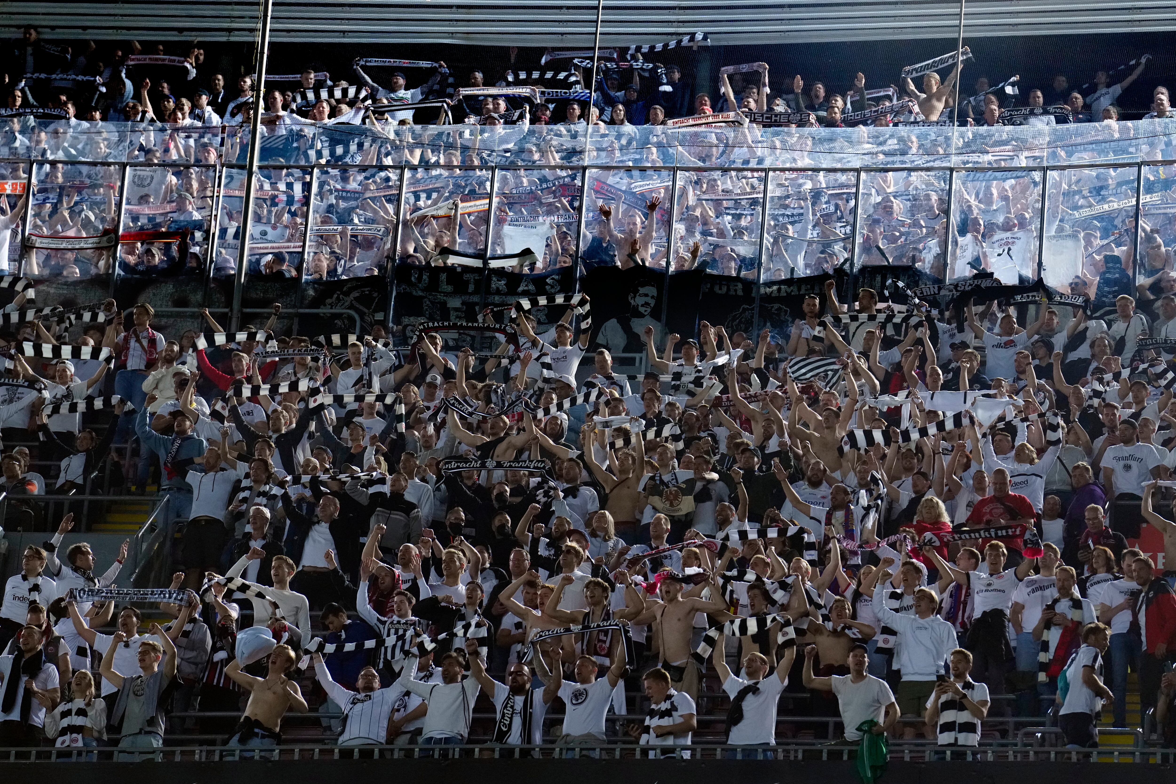 La imagen de la grada del Camp Nou repleta de alemanes durante el partido de Europa League