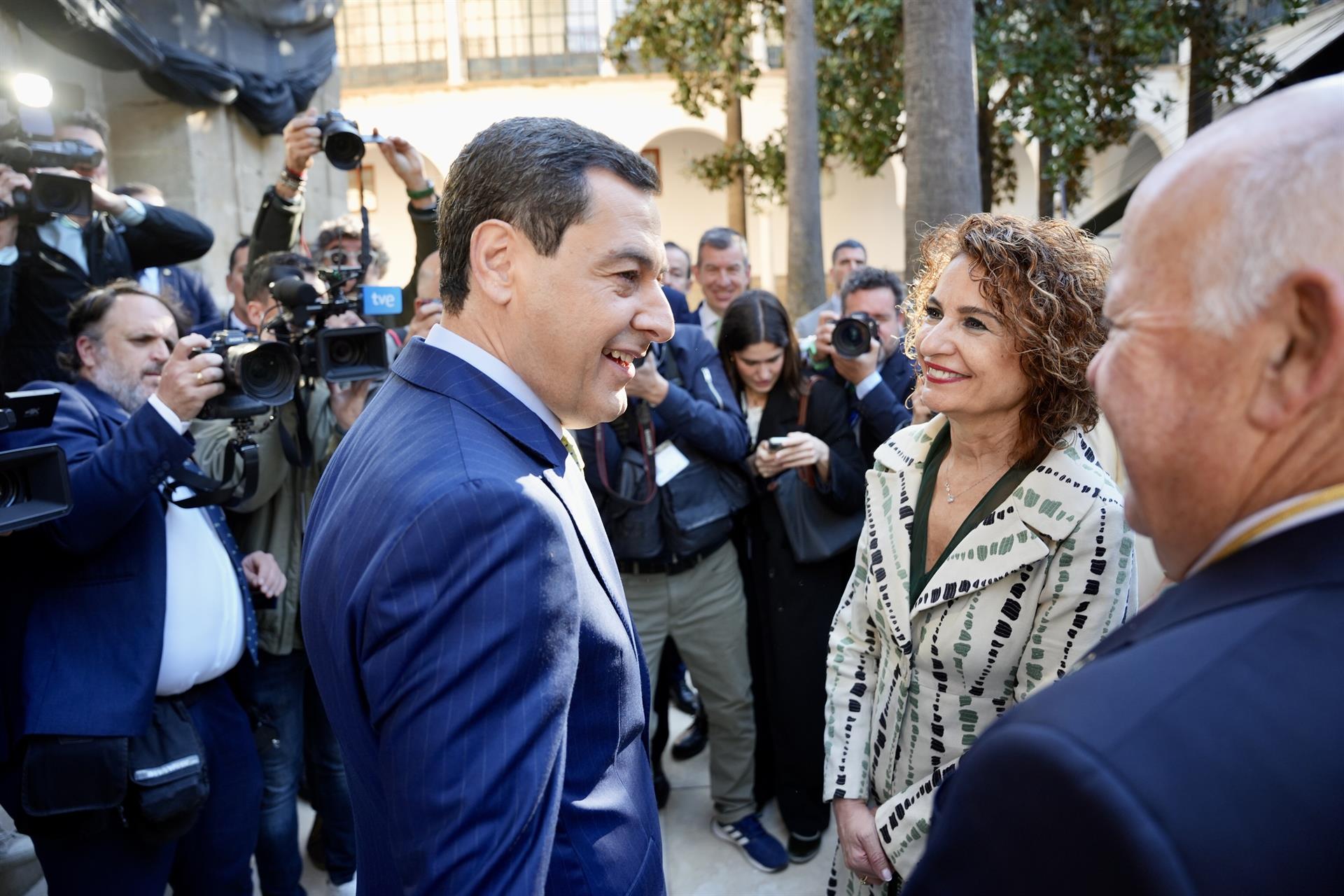 Archivo - La candidata a la Junta de Andalucía del PSOE-A, María Jesús Montero, saluda al presidente de la Junta de Andalucía, Juanma Moreno (d) a su llegada al acto del Día de Andalucía. A 28 de febrero de 2026.- María José López - Europa Press - Archivo