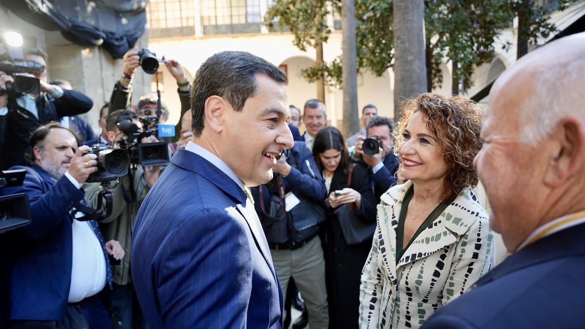 El PP roza la mayoría absoluta y aumenta la ventaja con el PSOE, según el 'CIS andaluz'