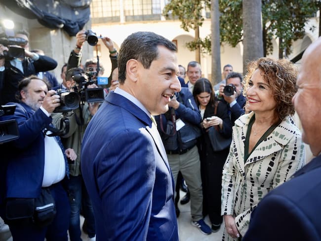 Archivo - La candidata a la Junta de Andalucía del PSOE-A, María Jesús Montero, saluda al presidente de la Junta de Andalucía, Juanma Moreno (d) a su llegada al acto del Día de Andalucía. A 28 de febrero de 2026.- María José López - Europa Press - Archivo