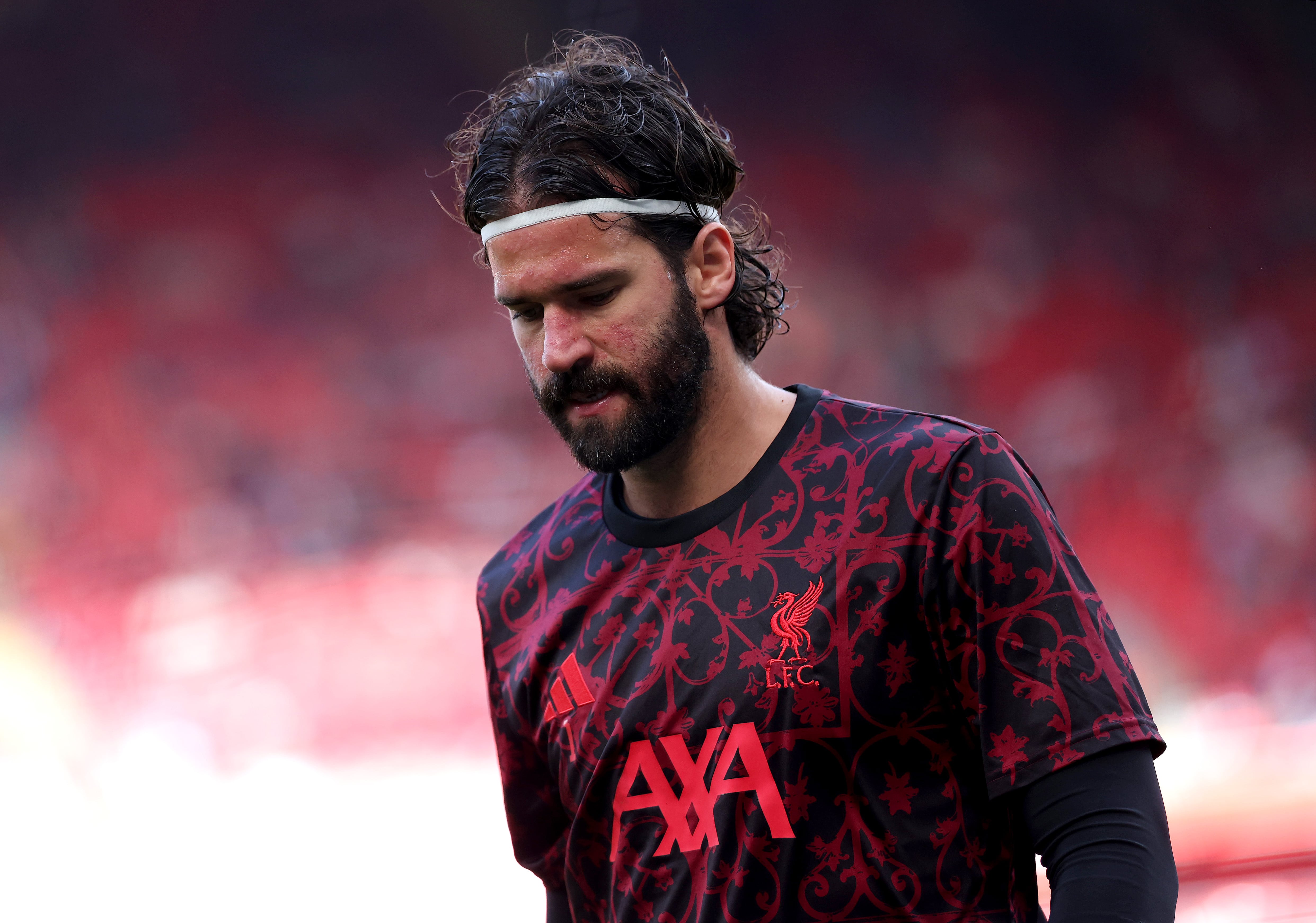 Alisson pensativo antes de enfrentarse al Arsenal en Premier League