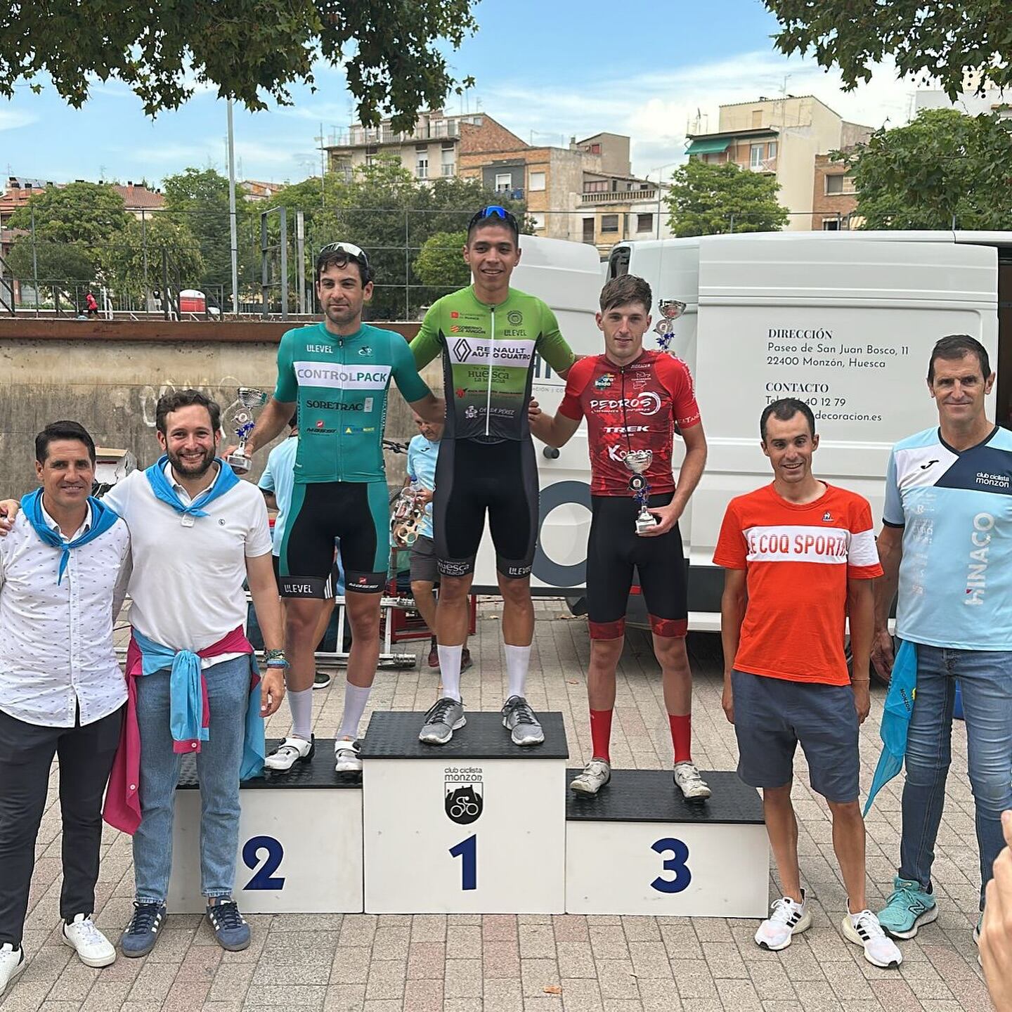 Podio del trofeo ciclista de Monzón con el profesional Sergio Samitier y las autoridades