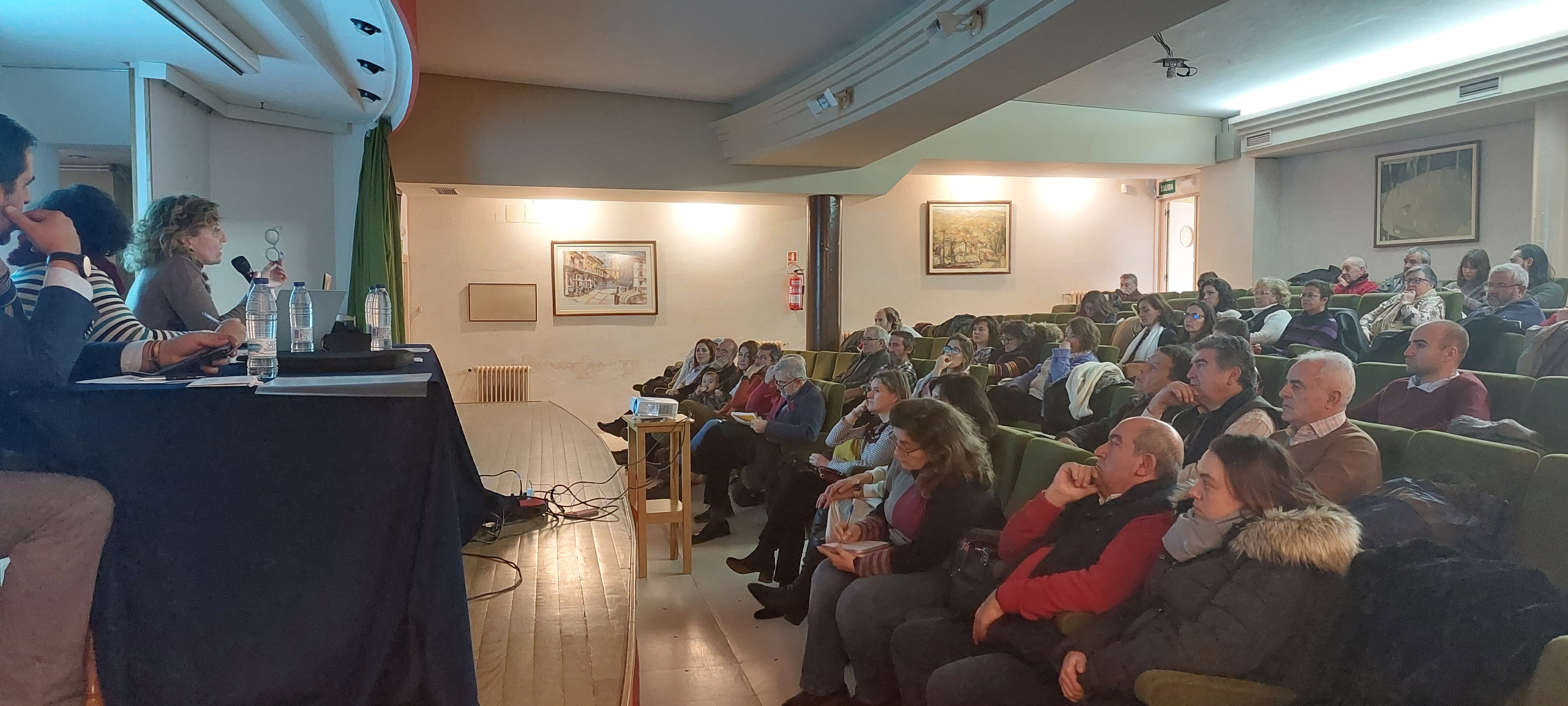 Imagen de los asistentes a la jornada de vivienda el 27 de enero en Riaza. En la mesa, Benjamín Cerezo, alcalde de Riaza, María del Mar Martín y María Pardo.