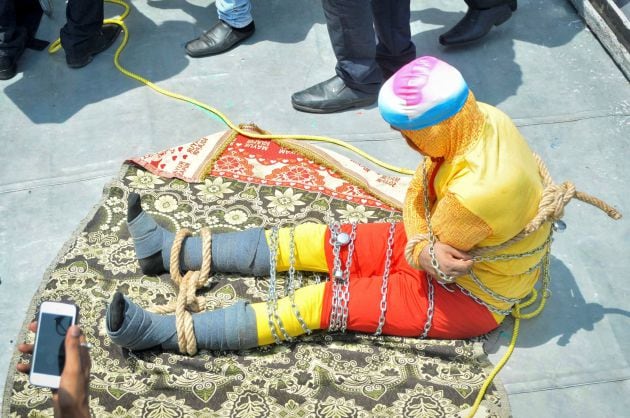 Imagen de Chanchal Lahiri minutos previos antes de lanzarse al río Ganges