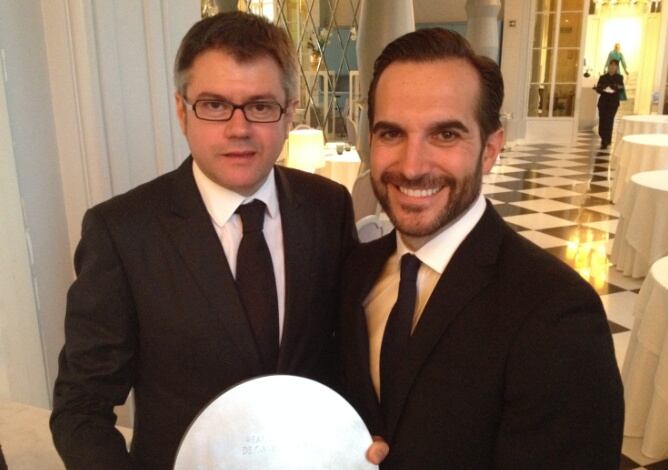 Javier de Andrés (i), jefe de sala del restaurante valenciano La Sucursal, posa con su Premio Nacional junto al cocinero Mario Sandoval, chef de Coque (Humanes, Madrid).