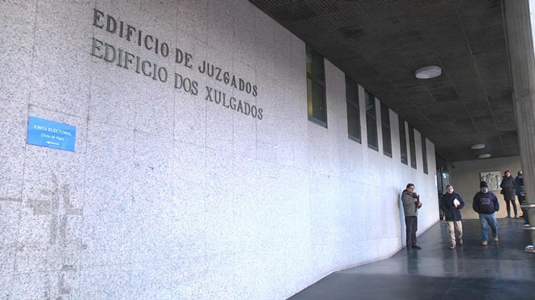 Entrada a los juzgados de Vigo en la calle Lalín.