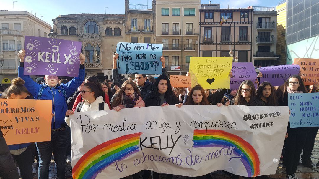 Imatge de la manifestació de repulsa per l'assassinat de la jove a Reus