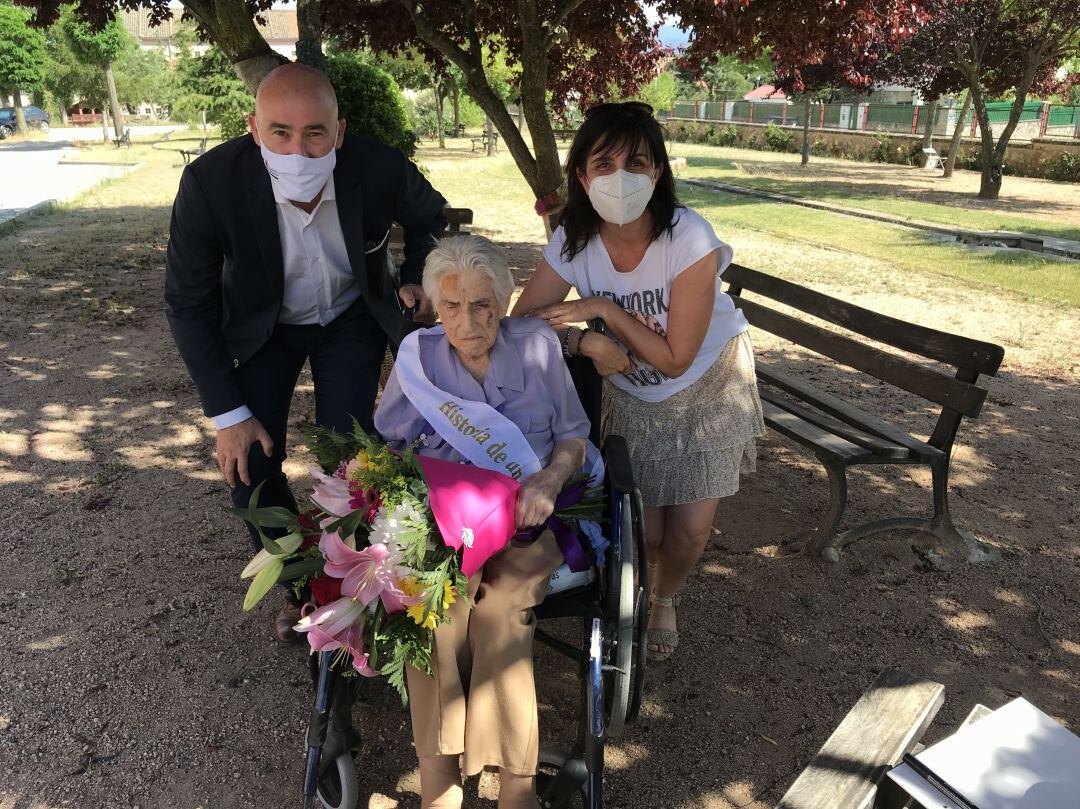 Alcalde de S. Cristóbal (Óscar Benito) y Concejal (Begoña Tardón) con la más longeva de San Cristóbal 
