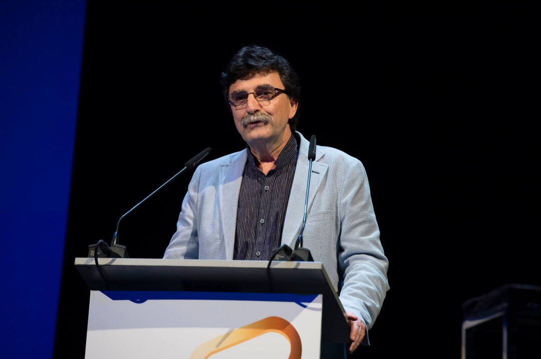 El escritor Antonio Lozano durante su discurso en los premios SER Canario.