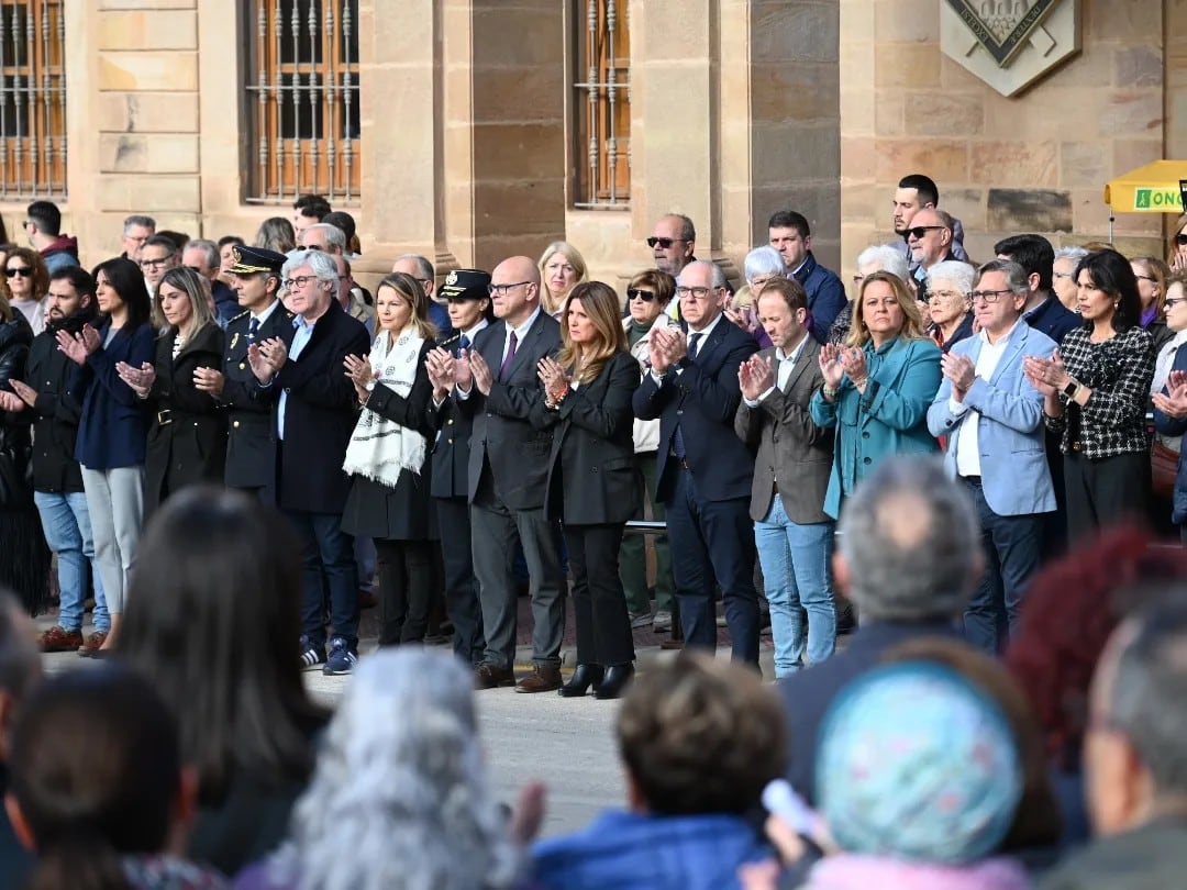 Autoridades locales y provinciales durante el minuto de silencio guardado hoy en Linares.