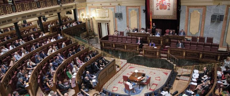 Hemiciclo del Congreso de los Diputados con los escaños ocupados por diputados