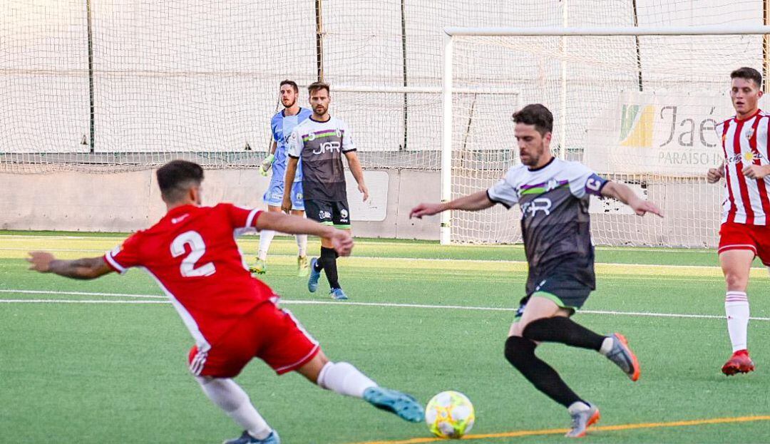 Albertillo, del Atlético Mancha Real, conduce el balón en un amistoso.