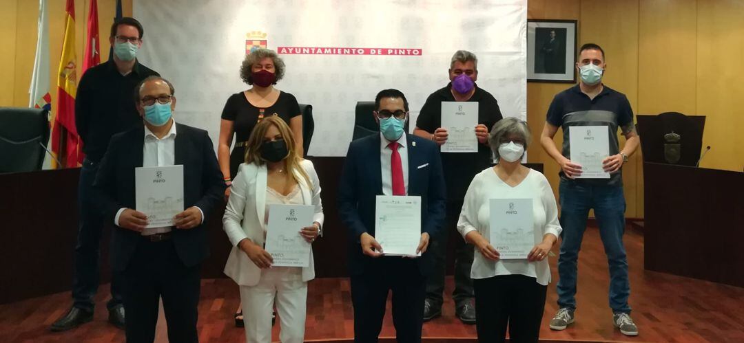 Los agentes sociales y el alcalde de Pinto posan con el Pacto Local