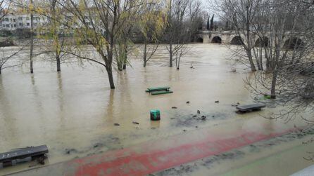 Otra imagen del río desbordado en Palencia