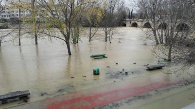 Otra imagen del río desbordado en Palencia