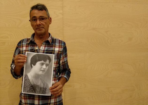 Rafael Cías Aguilar con el retrato de su abuela, Enriqueta Lorenza