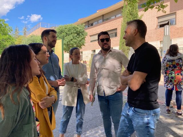 Concejales y diputados de Compromís a las puertas de El Romeral de Alcoy