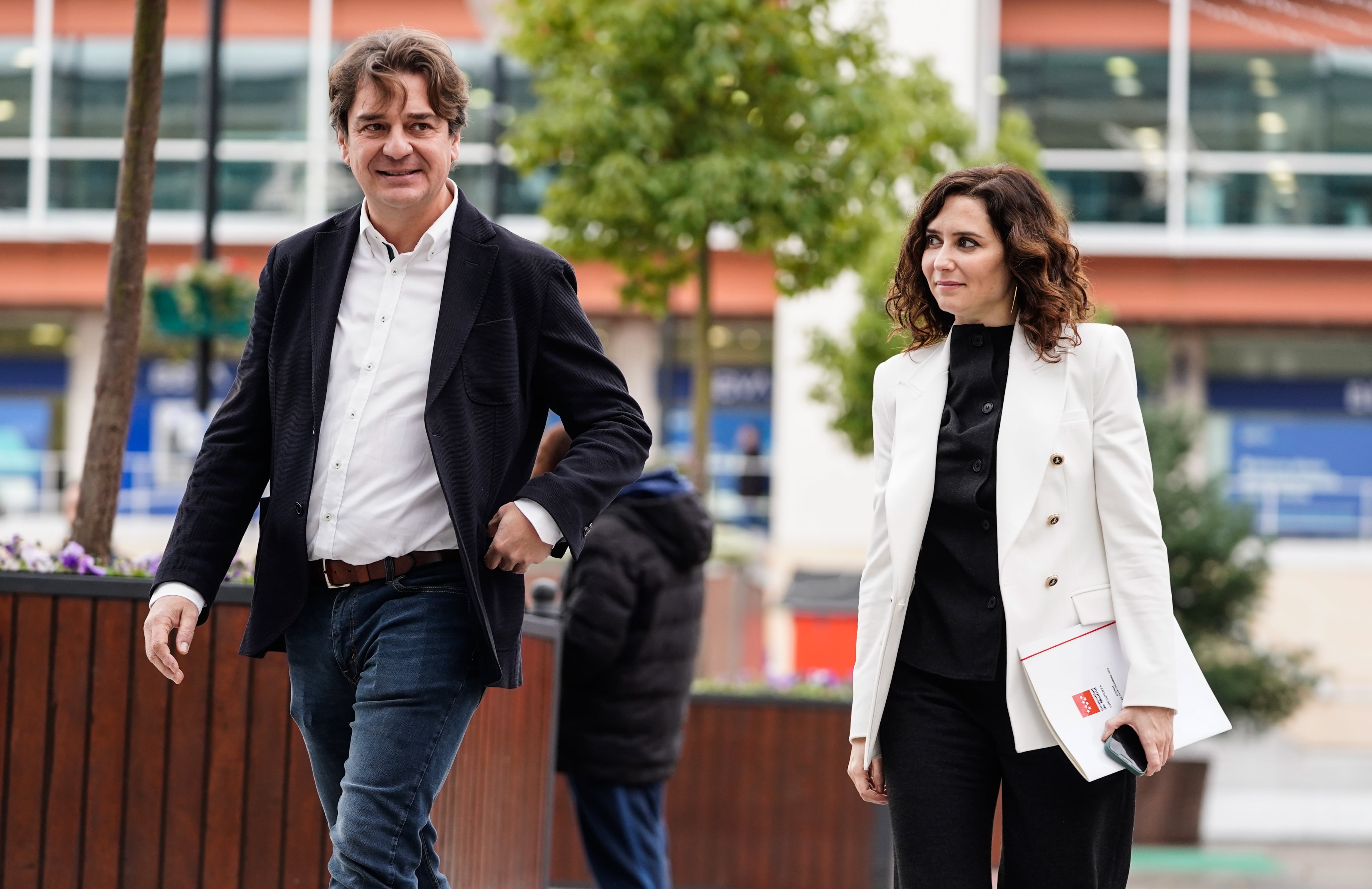 El alcalde de Fuenlabrada, Javier Ayala, ha recibido a la presidenta de la Comunidad de Madrid, Isabel Díaz Ayuso, que ha celebrado el Consejo de Gobierno en el Ayuntamiento de la localidad