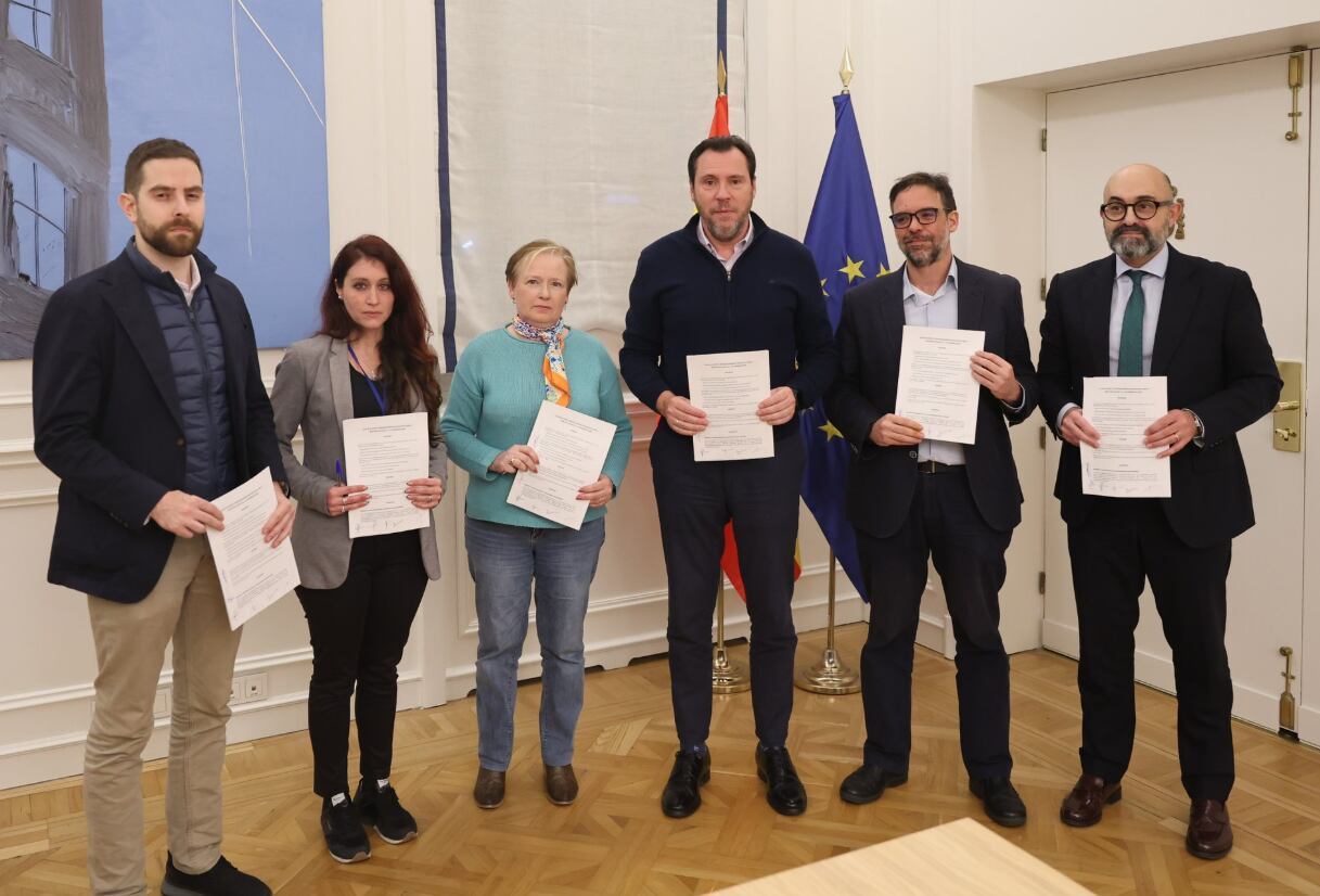 Óscar Puente firma con los sindicatos ferroviarios el acuerdo que desconvoca la huelga de trenes.