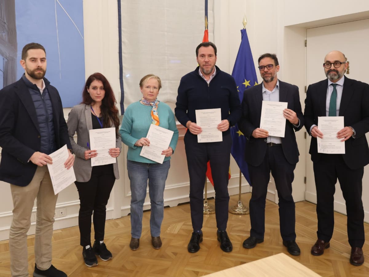 Óscar Puente y los sindicatos firman el acuerdo para desconvocar la huelga y mejorar la red ferroviaria