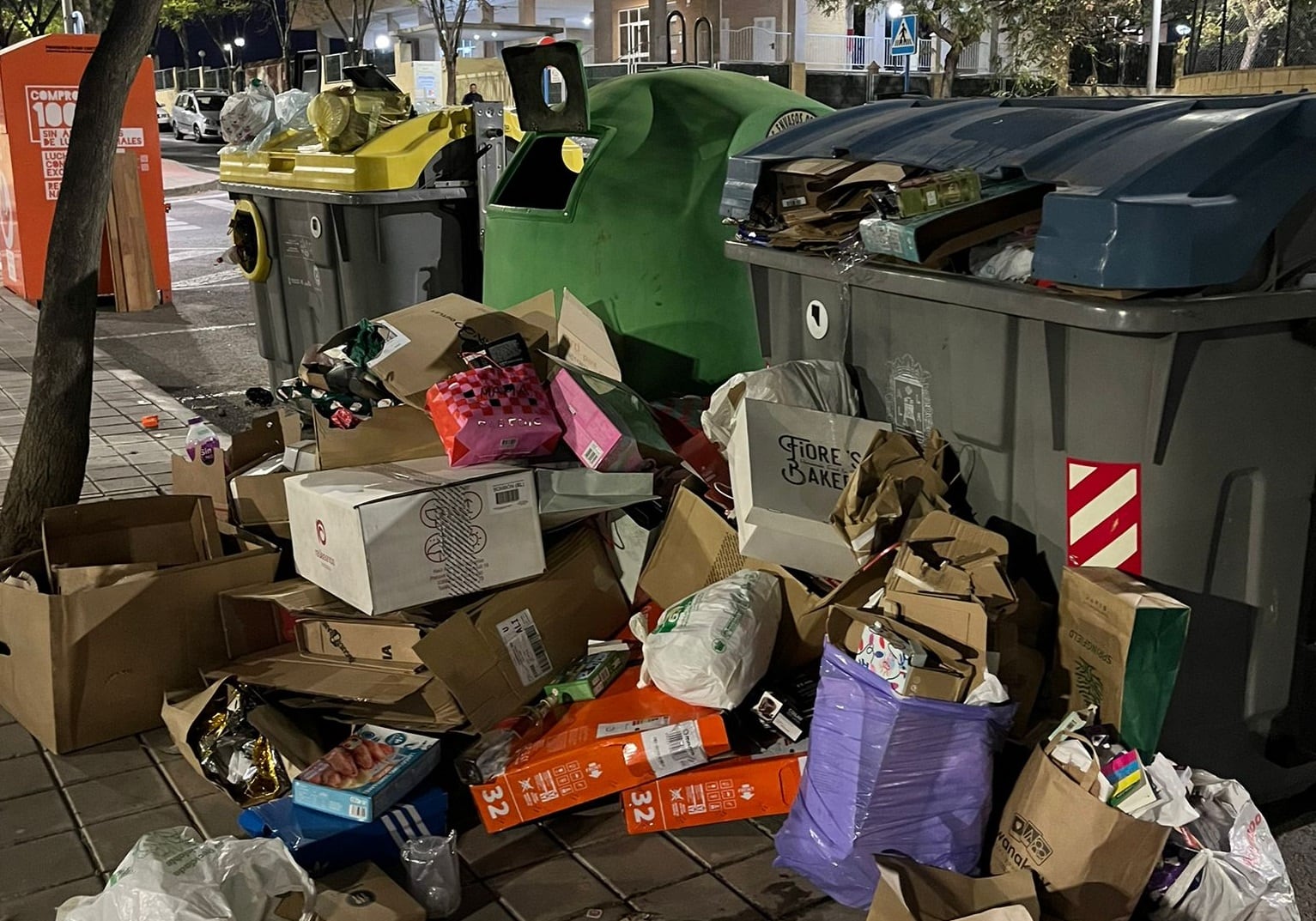 Una isla de contenedores en la calle Torre Gadea de Alicante esta misma semana