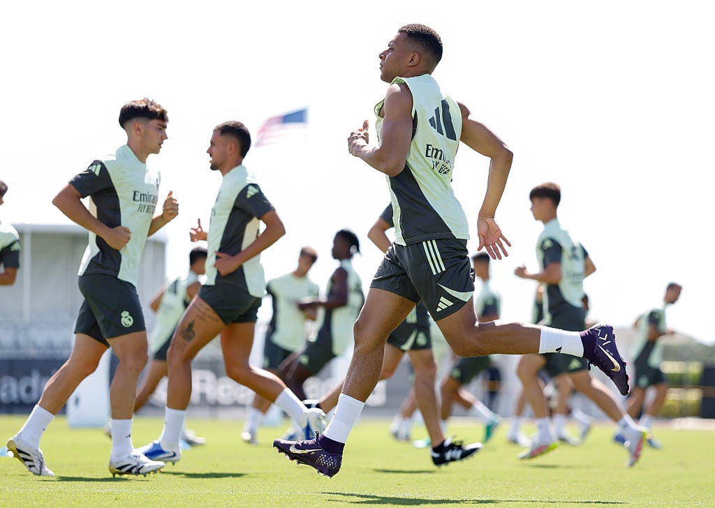 Mbappé entrenando junto a sus compañeros en Florida.