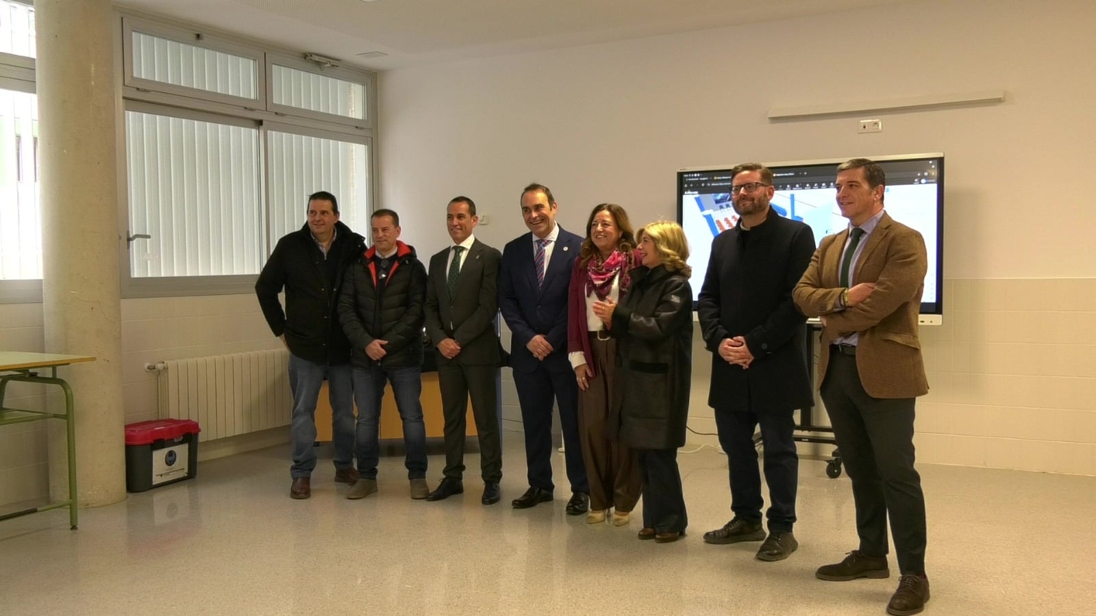 La consejera de Desarrollo Educativo y Formación Profesional, María del Carmen Castillo, en su visita a las nuevas instalaciones en el IES "Los Cerros" de Úbeda, acompañada del equipo directivo del centro, el delegado de Educación, Francisco José Solano, o la alcaldesa de Úbeda, Toni Olivares