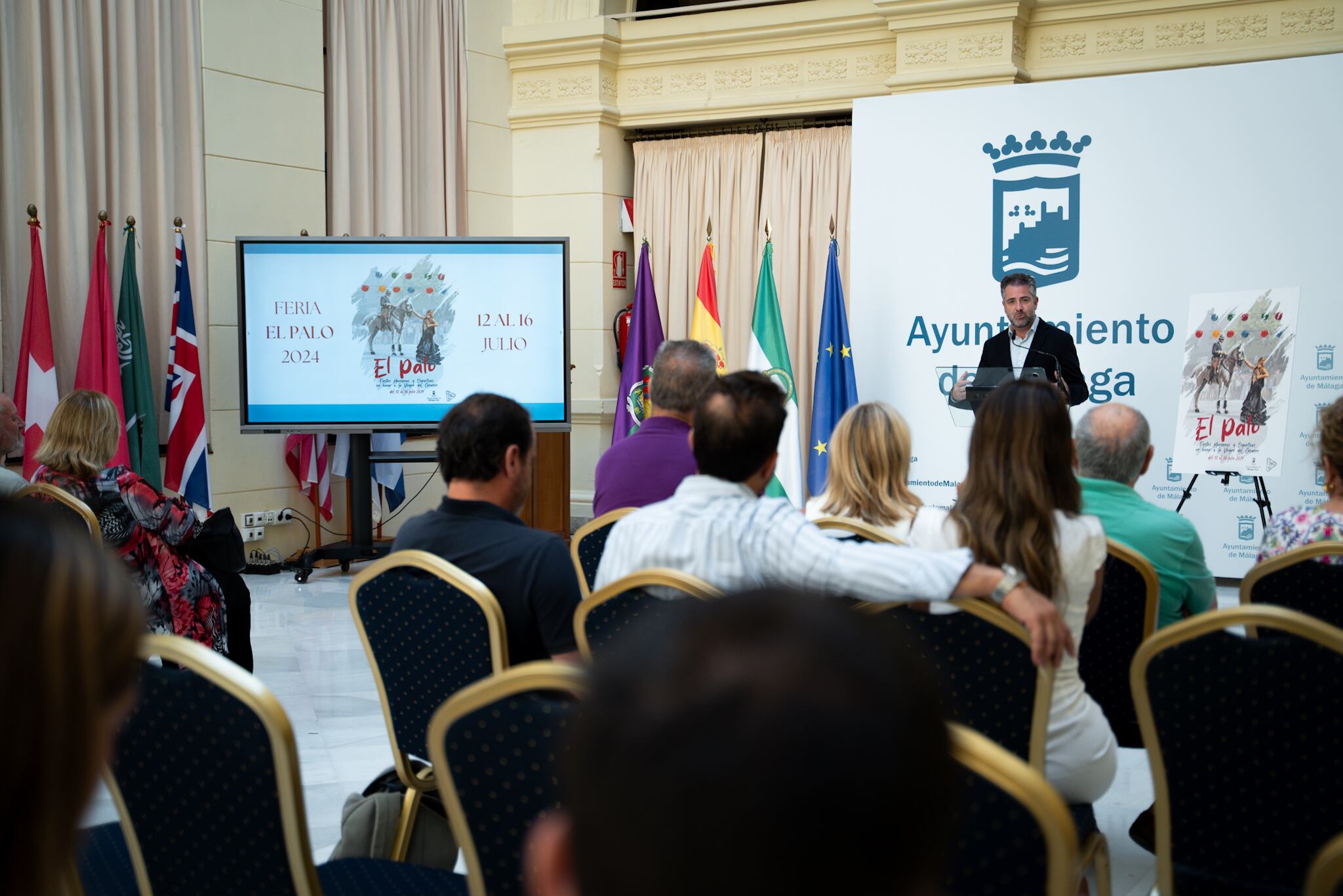 El concejal delegado del Distrito Este, Carlos Conde, acompañado porrepresentantes de colectivos de El Palo, ha presentado hoy la programación de
las Fiestas de este año que, como en ediciones anteriores, están organizadas
por la Junta Municipal de Distrito en colaboración con peñas, entidades,
hermandades y comerciantes de la zona