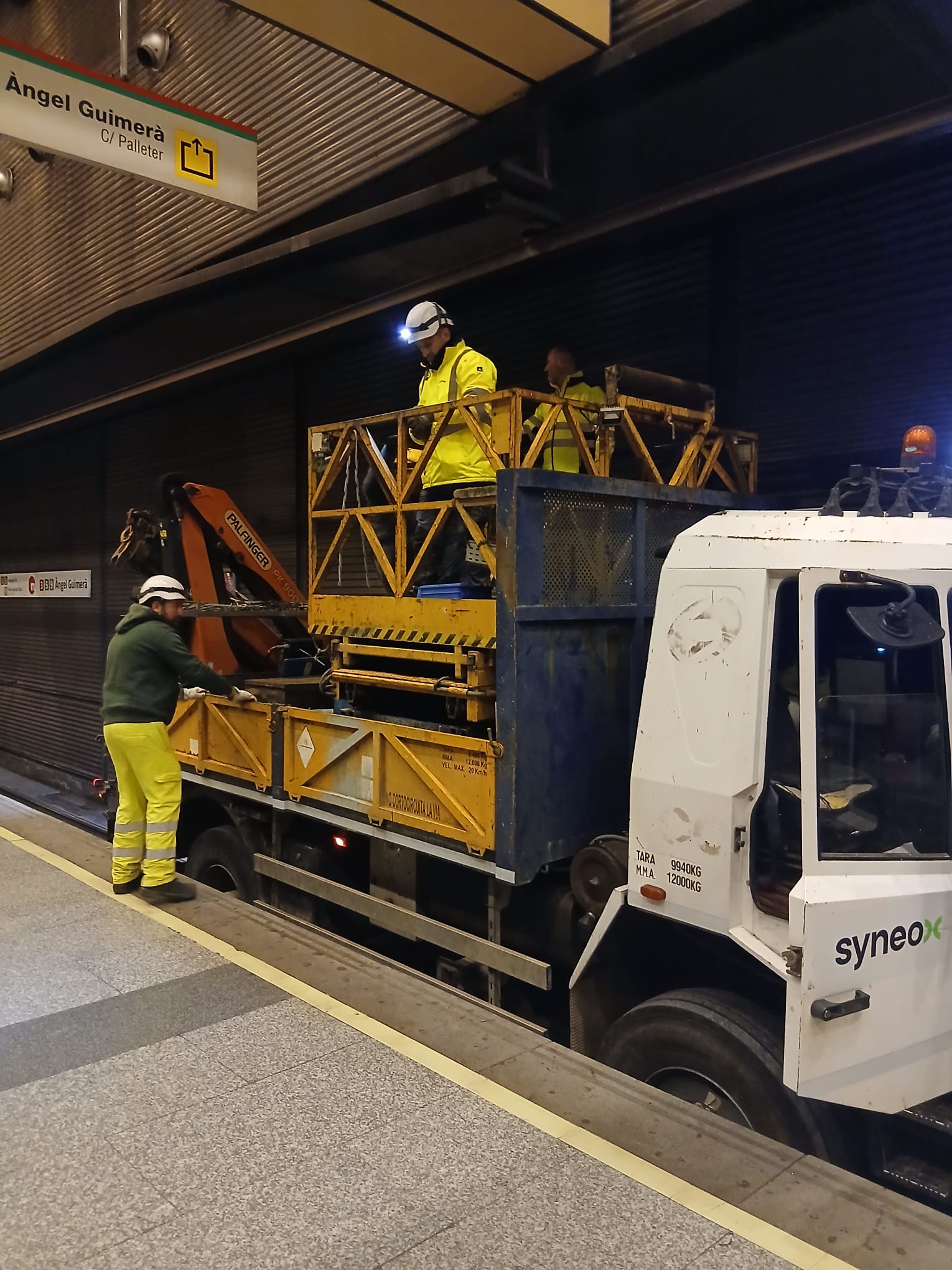 Operarios de la subcontrata encargada de la reparación