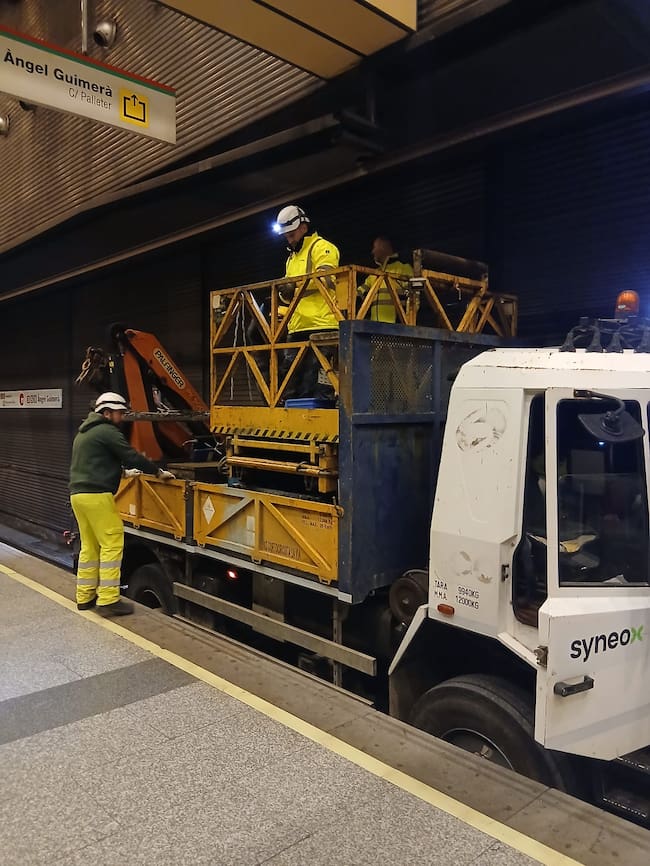 Operarios de la subcontrata encargada de la reparación