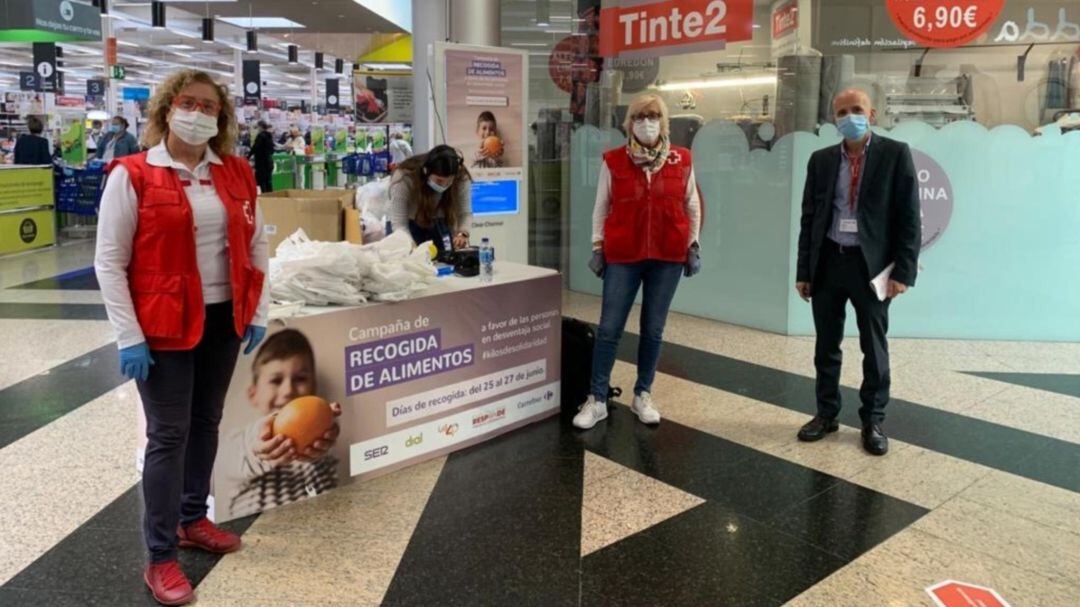 Mesa de recogida de alimentos en Carrefour