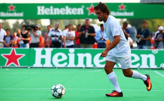 Fernando Alonso juega al fútbol en un partido benéfico en Italia