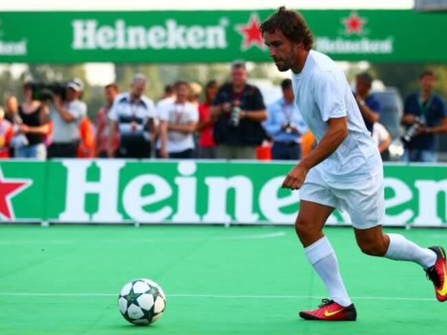 Fernando Alonso juega al fútbol en un partido benéfico en Italia