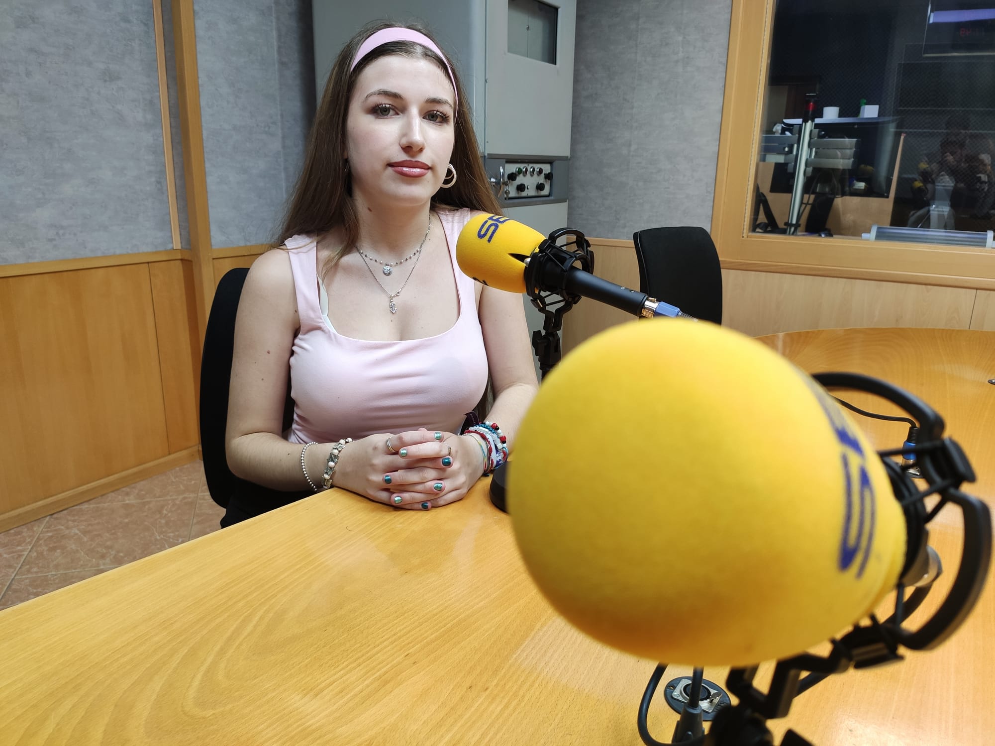 Diana Moral Fernández, poeta jiennense de 17 años, en los estudios de Radio Jaén Cadena SER.