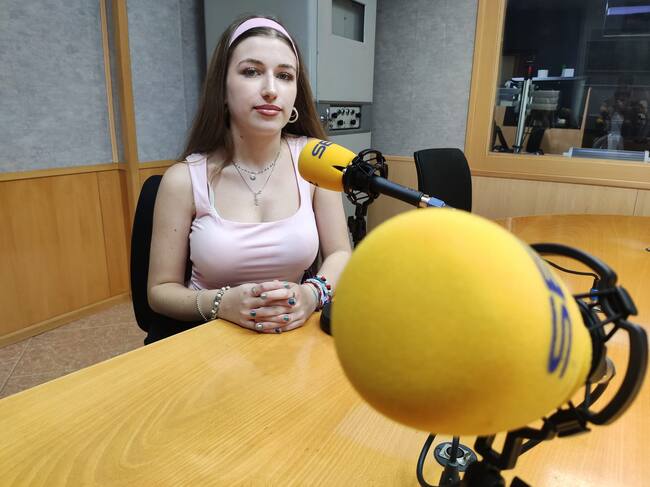 Diana Moral Fernández, poeta jiennense de 17 años, en los estudios de Radio Jaén Cadena SER.