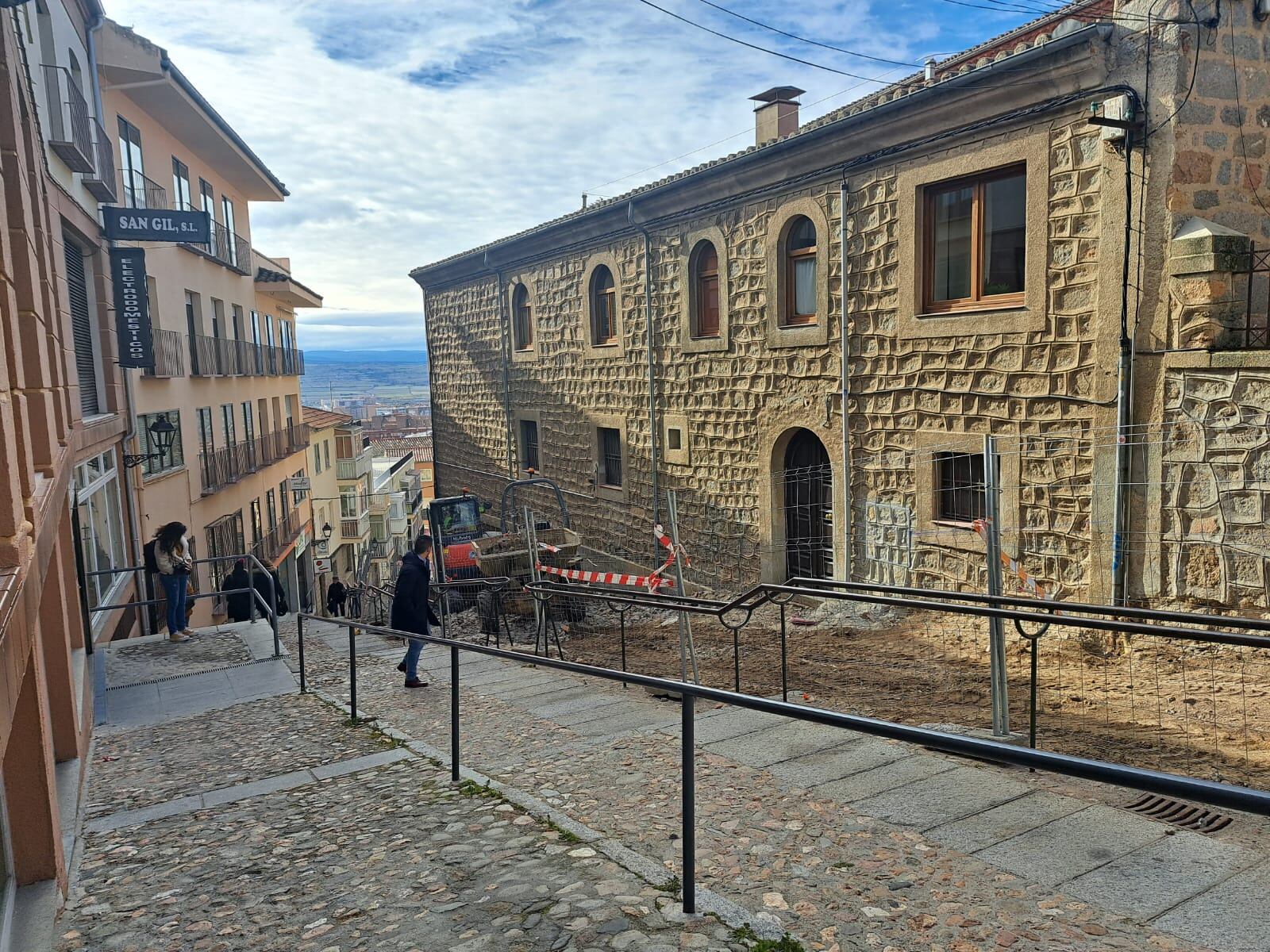 Habrá cinco tramos de escaleras y una rampa