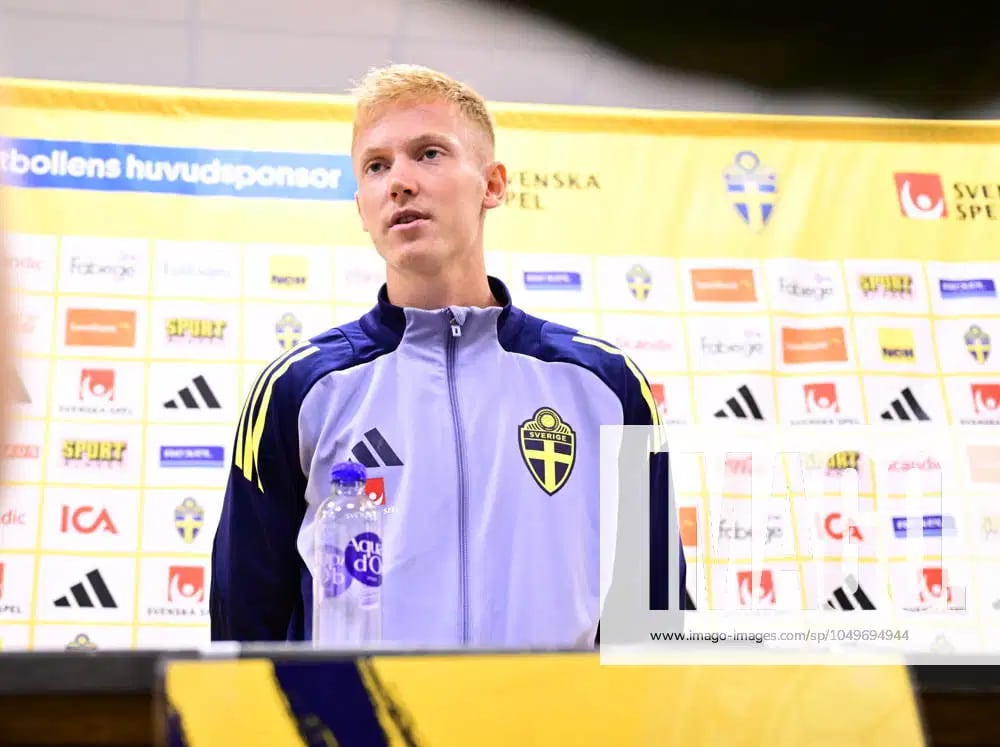 Hugo Larsson, en zona mixta, tras un partido de Suecia en la UEFA Nations League