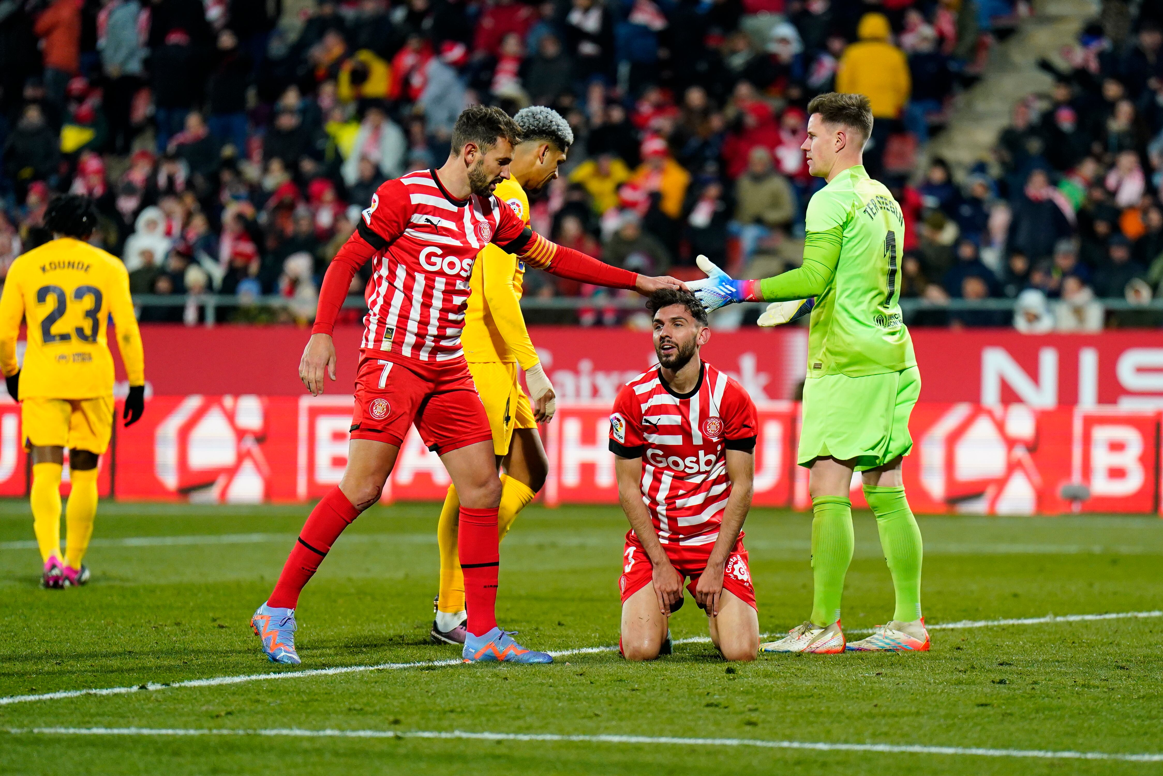 GIRONA, 28/01/2023.- El delantero del Girona Stuani (i) y el portero del FC Barcelona Ter Stegen (d) durante el partido de LaLiga entre el Girona CF y el FC Barcelona, este sábado en el Estadio Montilivi, en Girona. EFE/ Siu Wu
