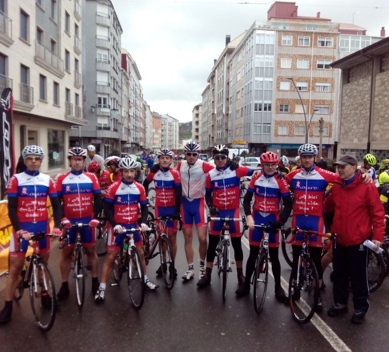 El Club Ciclista Ourensano antes de comenzar la segunda etapa