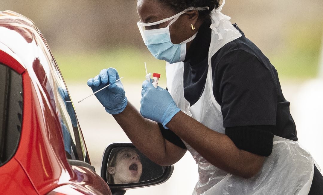 Una sanitaria realizando una PCR.