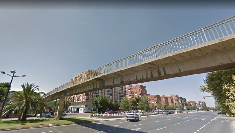 Una de las pasarelas de la Avenida del Cid que será desmontada esta semana